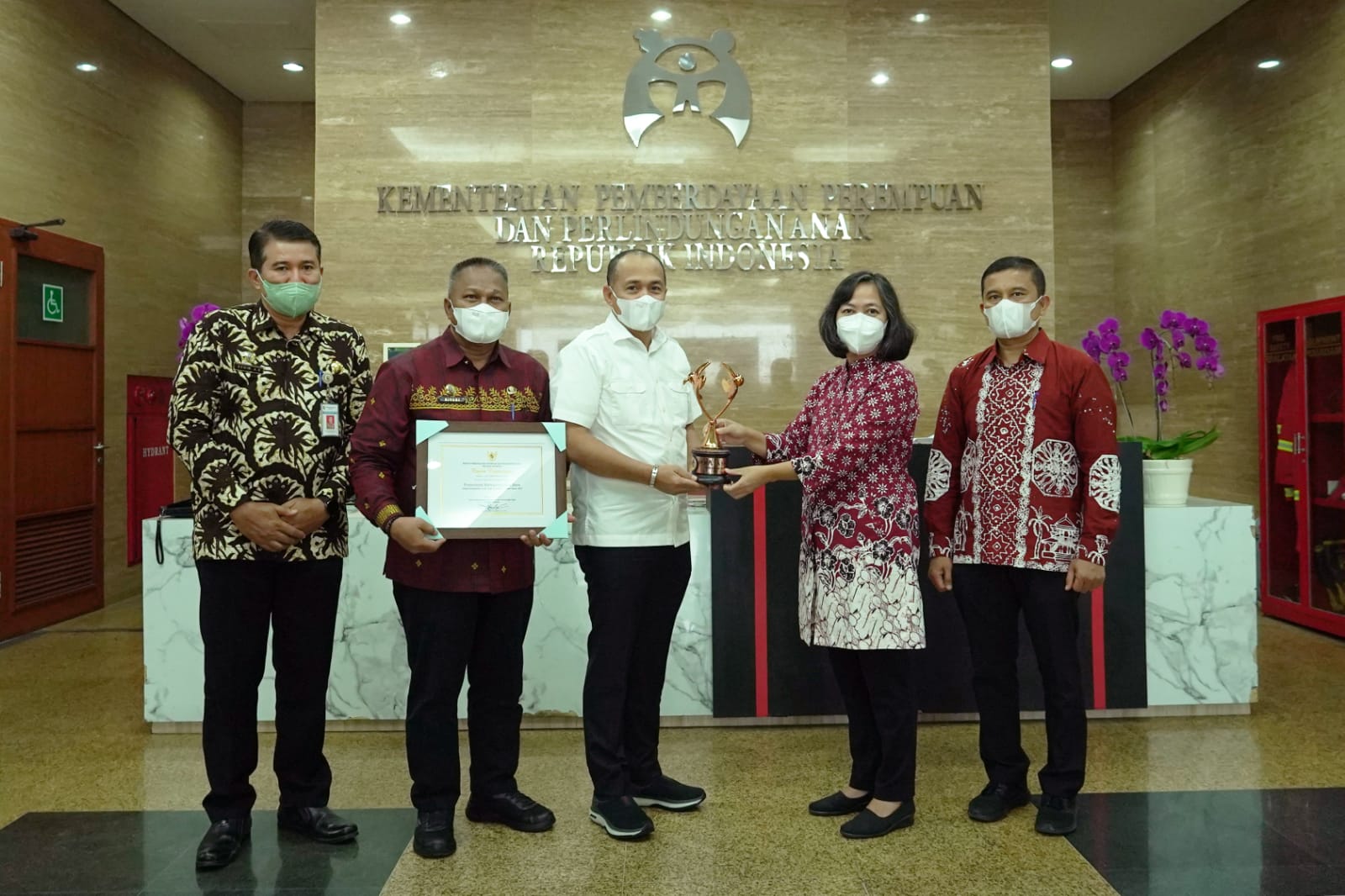 Teks fhoto Bupati Batu Bara Ir.H.Zahirm M.AP terima Award KLA Tahun 2022 di gedung Kementerian Perempuan dan Perlindungan Anak Republik Indonesia, Jl. Medan Merdeka Barat No.15 Jakarta Pusat Jum'at (05/8-2022).beritasore/alirsyah