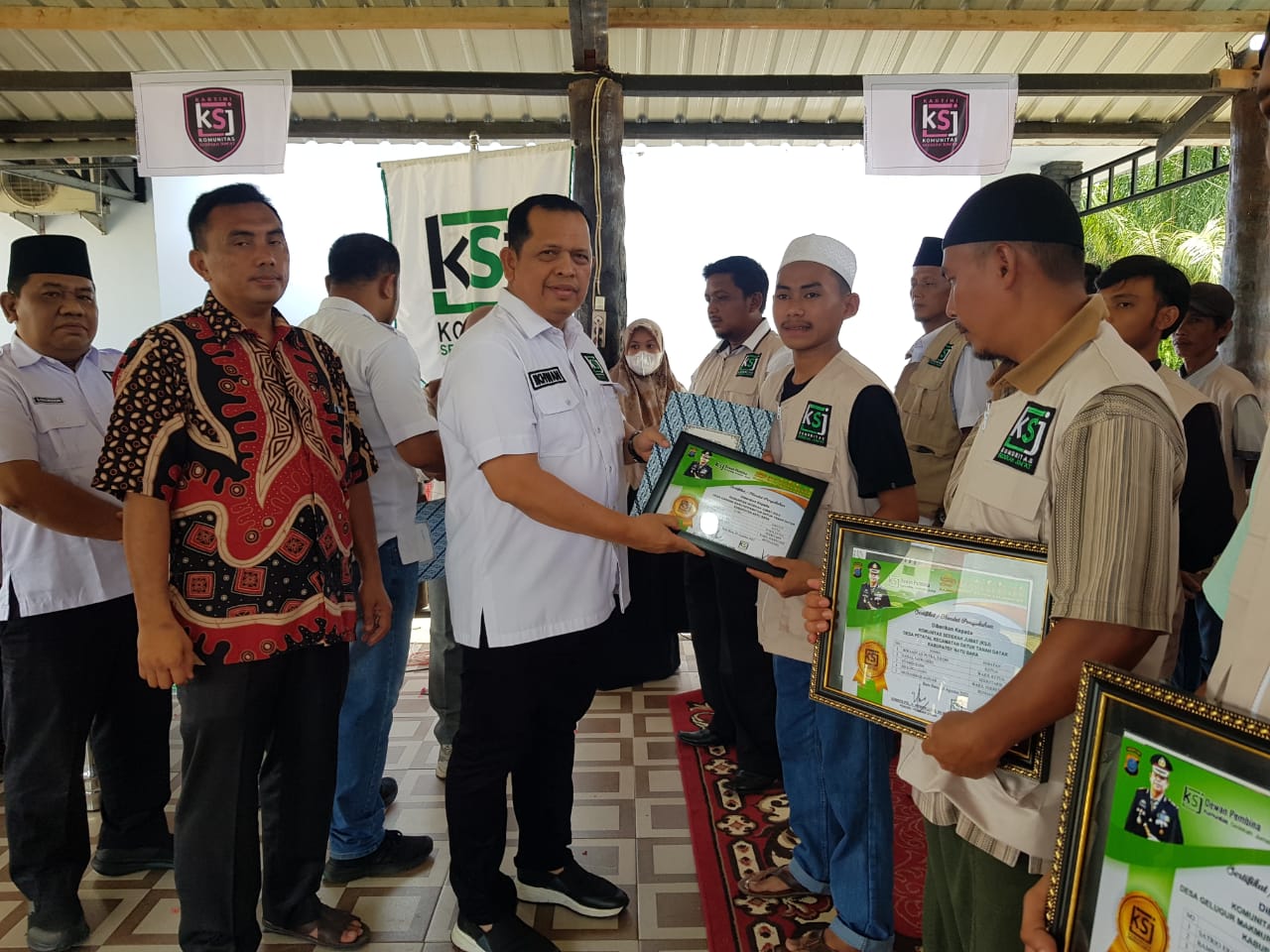 Teks fhoto Pendiri sekaligus Pembina KSJ Kombes Pol. Ikhwan SH,MH kukuhkan KSJ 5 Desa secara kolektif di Pendopo Mesjid Al Ikhwan di Desa Petatal Kecamatan Datuk Tanah Datar Kabupaten Batu Bara Jumat (5/8/2022).beritasore/alirsyah