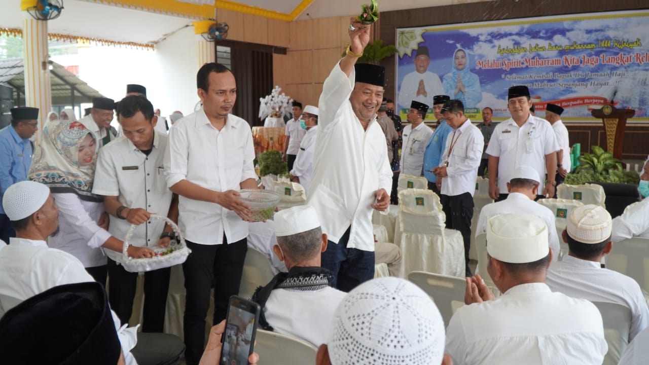Teks Foto/Beritasore/ist Plt Bupati Langkat H Syah Afandin SH melakukan tepung tawar kepada Jemaah Haji yang baru tiba dari Mekah, di Serambi Jentera Malay Rumah Dinas Bupati Langkat, Stabat, Rabu (3/8/2022).