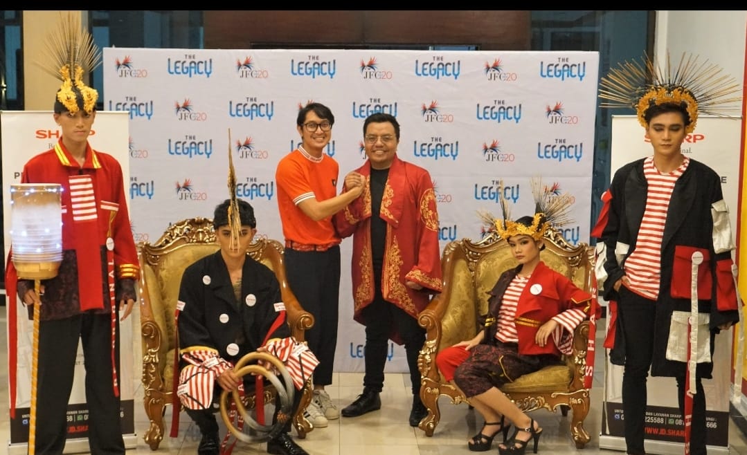 Head of PR & Brand Communication Departement PT Sharp Electronics Indonesia Pandu Setio dan Abata Bayu berpose bersama model di Jember Fashion Carnaval, Sabtu (6/8/2022). beritasore/ist