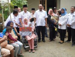 Plt Bupati Langkat Serahkan Kunci Rumah Bedah Dan Kursi Roda  Disabilitas