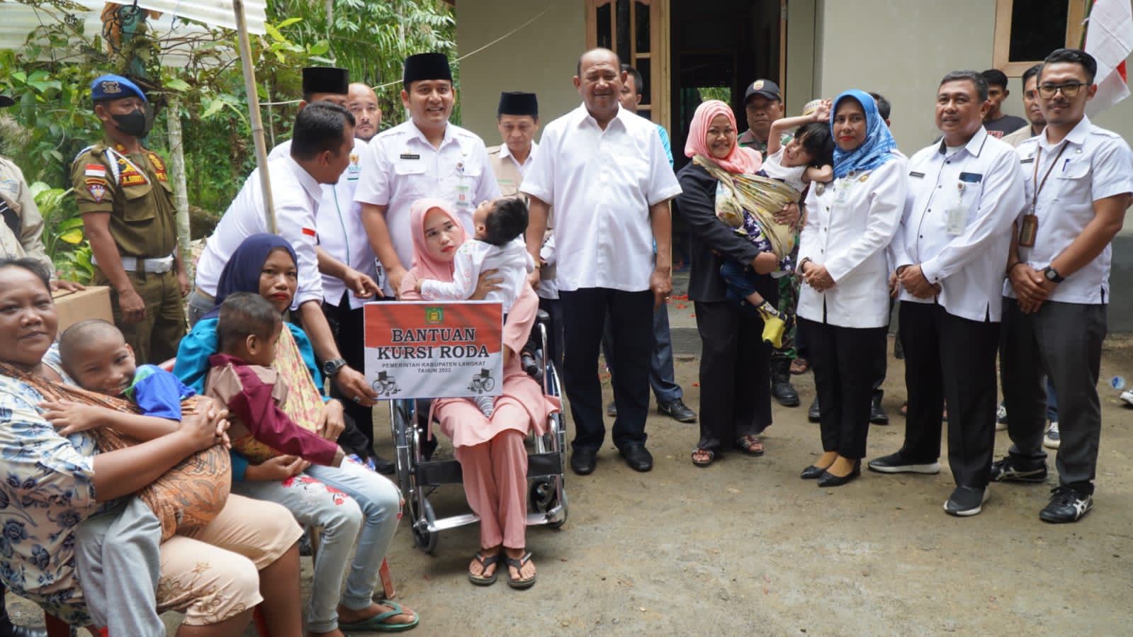 Plt  Bupati Langkat H Syah Afandin SH menyerahkan kunci rumah yang telah dibedah Baznas  Kabupaten Langkat bekerjasama dengan Pemkab Langkat, Rabu (3/8/2022). beritasore/ist