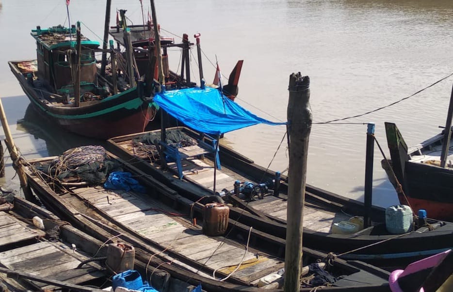   BOAT nelayan menggunakan BBM Solar  sedang bertambat tidak melaut menangkap ikan di salah satu tangkahan Sungai Batubara di Tanjungtiram. Foto:Iwan Has
