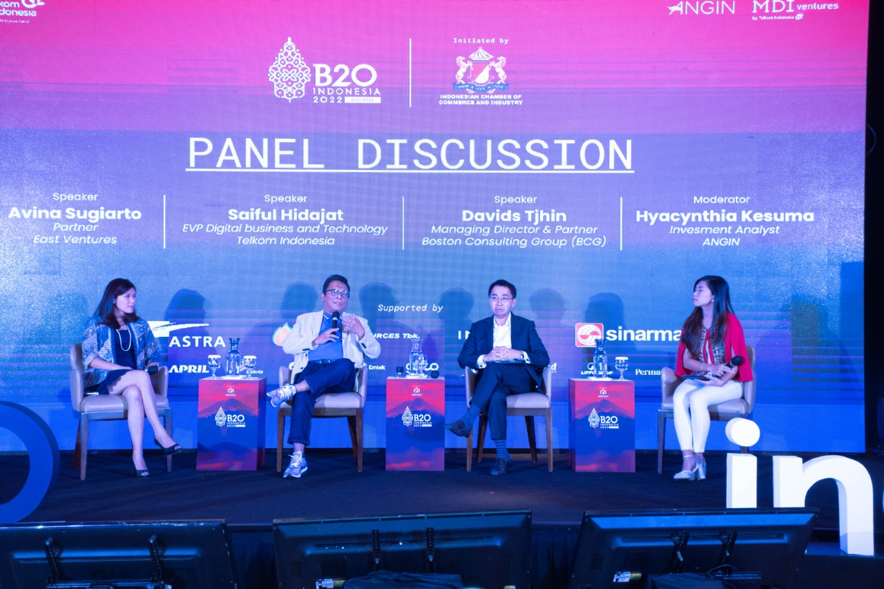 EVP Digital Business and Technology Telkom Sailful Hidajat (dua kiri) dalam sesi talkshow yang menghadirkan para ahli dan praktisi di ekosistem startup pada rangkaian acara Indigo Demo Day 2022 Senin (8/8/2022). beritasore/ist