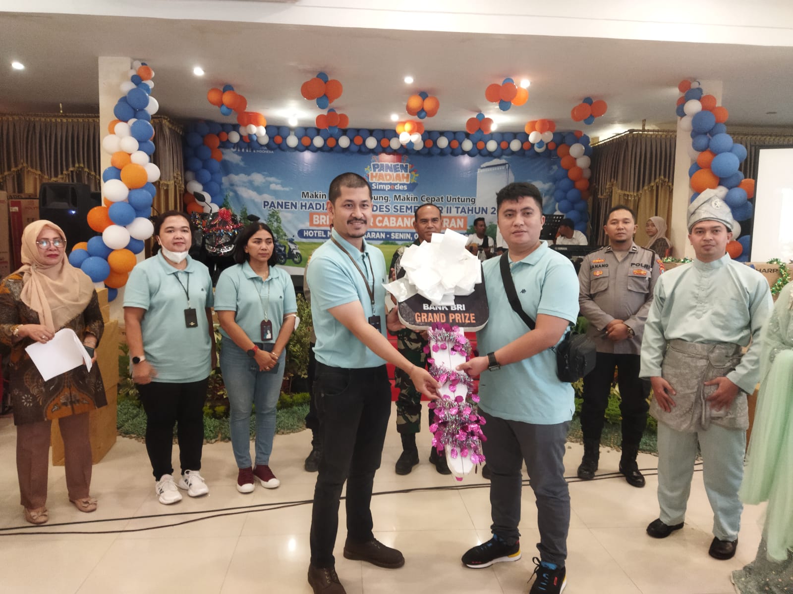 Pgs. Branch Manager BRI Cabang Kisaran Komang Gde Pradnyana, menyerahkan secara simbolis hadiah utama mobil mobilio atas nama  Hestinar Simbolon, yang diwakilkan pimpinan KCP BRI Unit Buntu Pane.