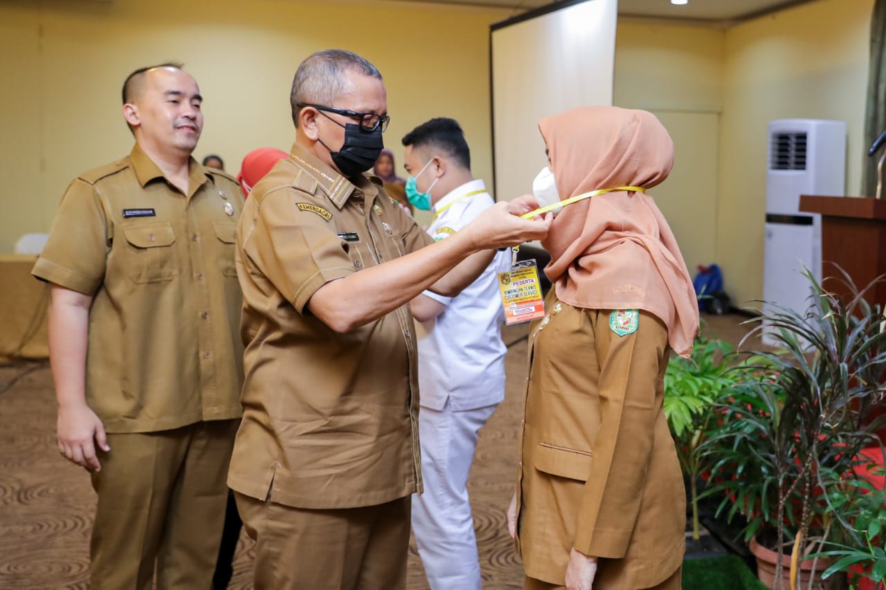 Pemko Medan melalui BKDPSDM Kota Medan menggelar Bimbingan Teknis (BIMTEK) Customer Service di Grand Kanaya Hotel, Senin (8/8).