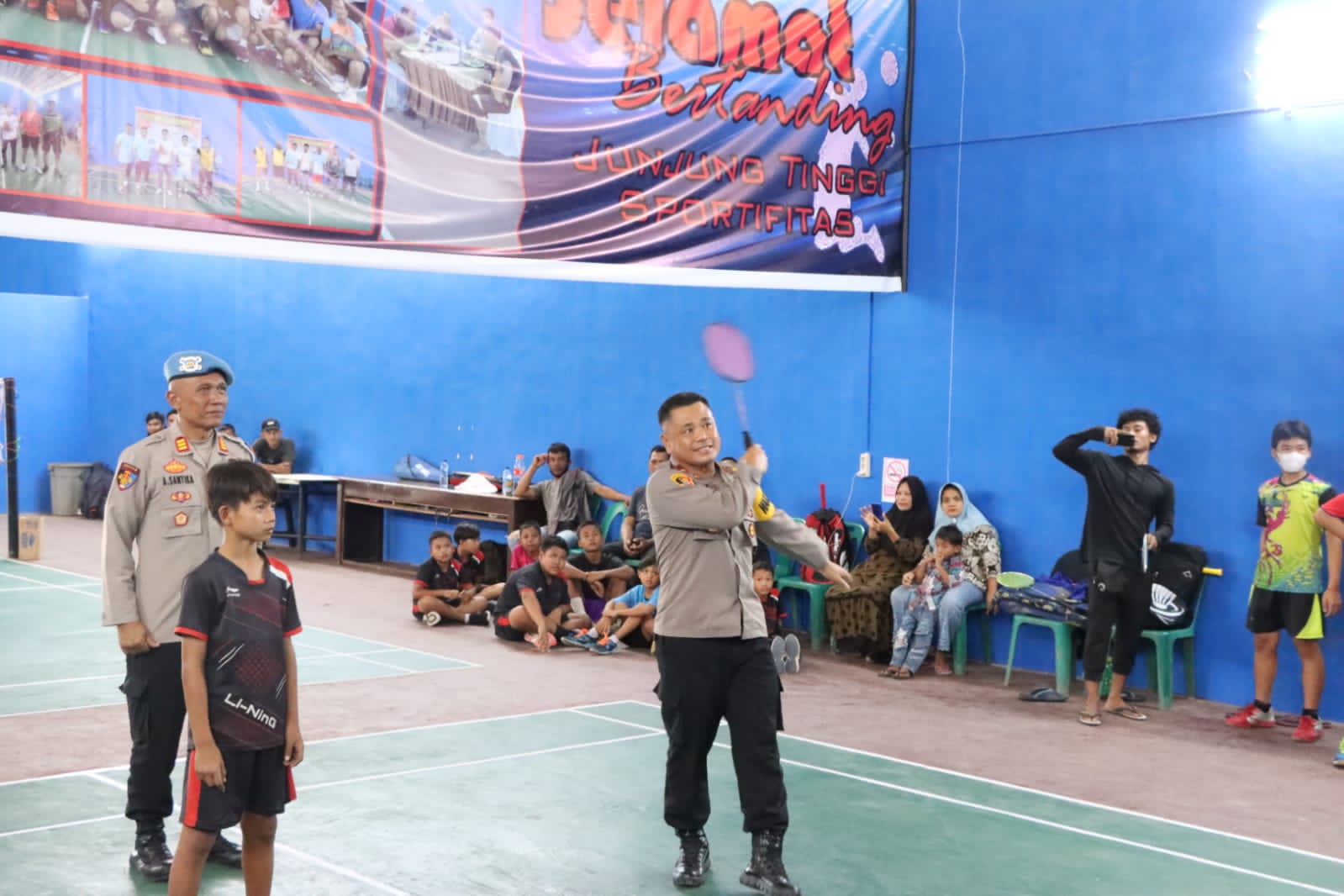 Kapolres Serdang Bedagai  AKBP Dr ali Mahcfuf di wakili Wakapolres KOMPOL Sofyan SH,  membuka turnamen Badminton Kapolres Sergai di GOR Badminton Polres Serfai,  Senin (08/08/2022). Beritasore/Azwen