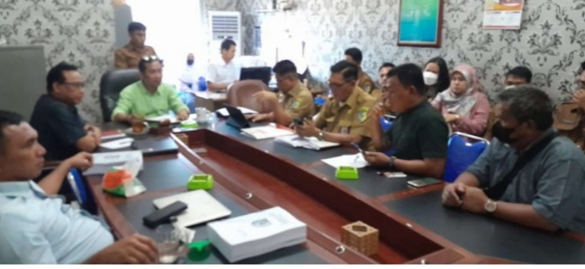Rapat Dengar Pendapat (RDP) di gedung DPRD Batu Bara Jln. Perintis Kemerdekaan Jln. Perintis Kemerdekaan Kecamatan Lim Puluh Kota Kabupaten Batu Bara Sumatera Utara, Senin (08/08/2022). Beritasore/Alirsyah.