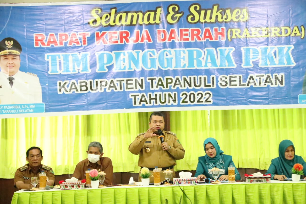 Bupati Tapanuli Selatan (Tapsel), H Dolly Pasaribu, SPt, MM, saat hadiri rapat kerja daerah (Rakerda) TP PKK Tapsel tahun 2022, di Aula Hotel Tor Sibohi, Kecamatan Sipirok, Senin (8/8). beritasore/Birong RT