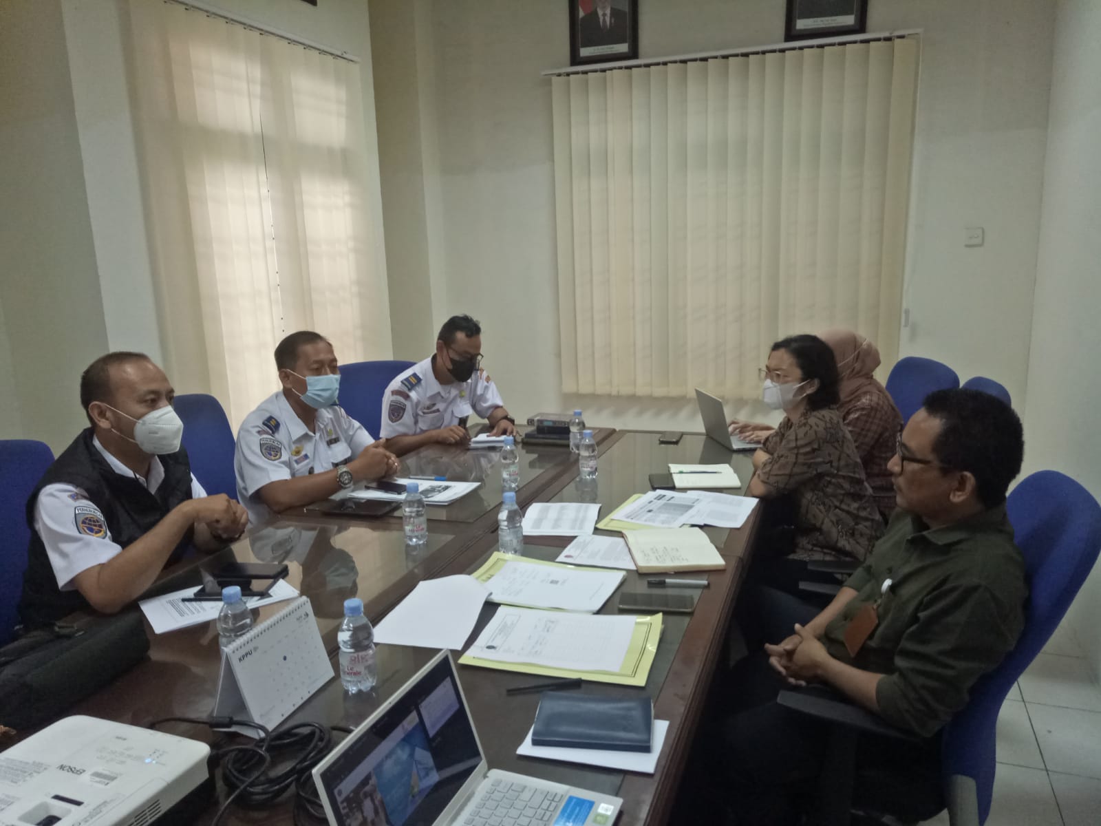 Kepala Kanwil I KPPU Ridho Pamungkas (kanan) diskusi tentang naiknya harga tiket pesawat udara dengan Otoritas Bandara Kualanamu di Kantor KPPU Jalan Gatot Subroto Medan Selasa (9/8/2022). beritasore/ist