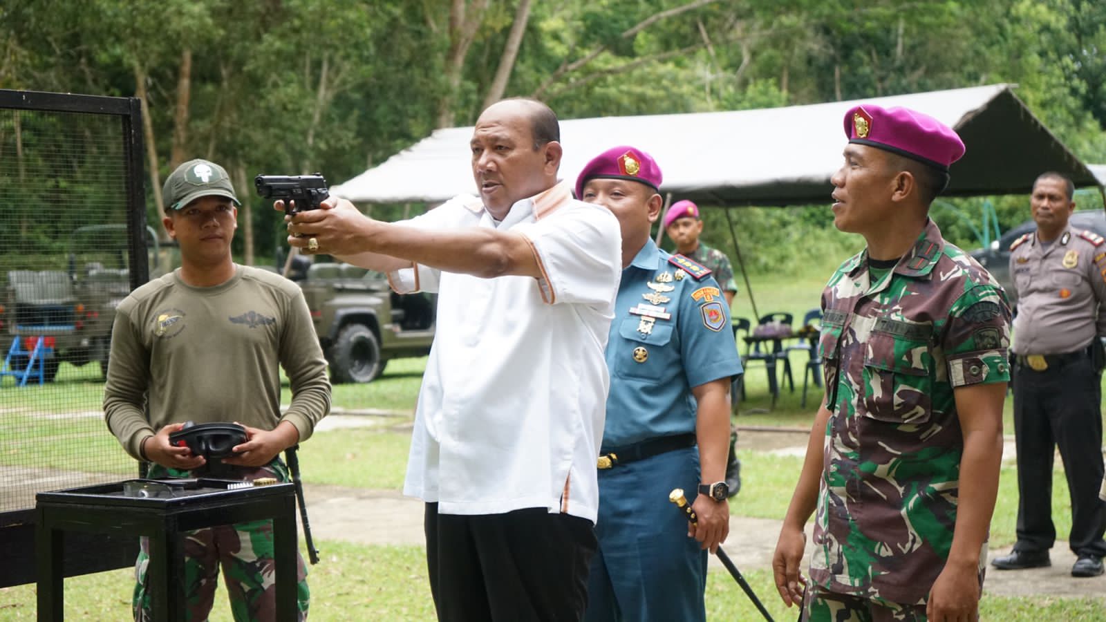 Plt Bupati Langkat H Syah Afandin SH latihan menembak , di Mako Yon 8 Marinir Harimau Putih Tangkahan Lagan, Kecamatan Sei Lepan, Langkat, Kamis (4/8/2022). beritasore/ist