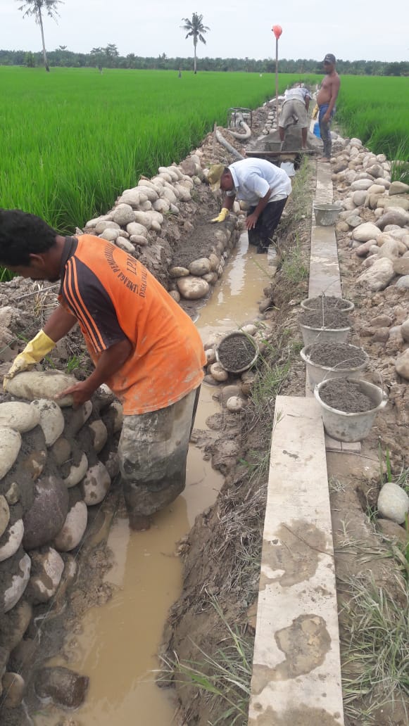 Proyek bersumber dana APBD-DAK Rp.982.411.833 dikerjakan dalam genangan air di Desa Kuala Sikasim Kecamatan Sei Balai Kabupaten Batu Bara Sumatera Utara, Rabu (10/8/2022). beritasore/alirsyah