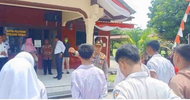 Pertama Plt Kapolsek Indrapura IPTU Abdi Tansar SH menjaring 30 siswa/siswi Razia Kasih Sayang di Desa Tanjung Mulia Kecamatan Air Putih Kabupaten Batu Bara Sumatera Utara Rabu (10/08/2022).beritasore/alirsyah