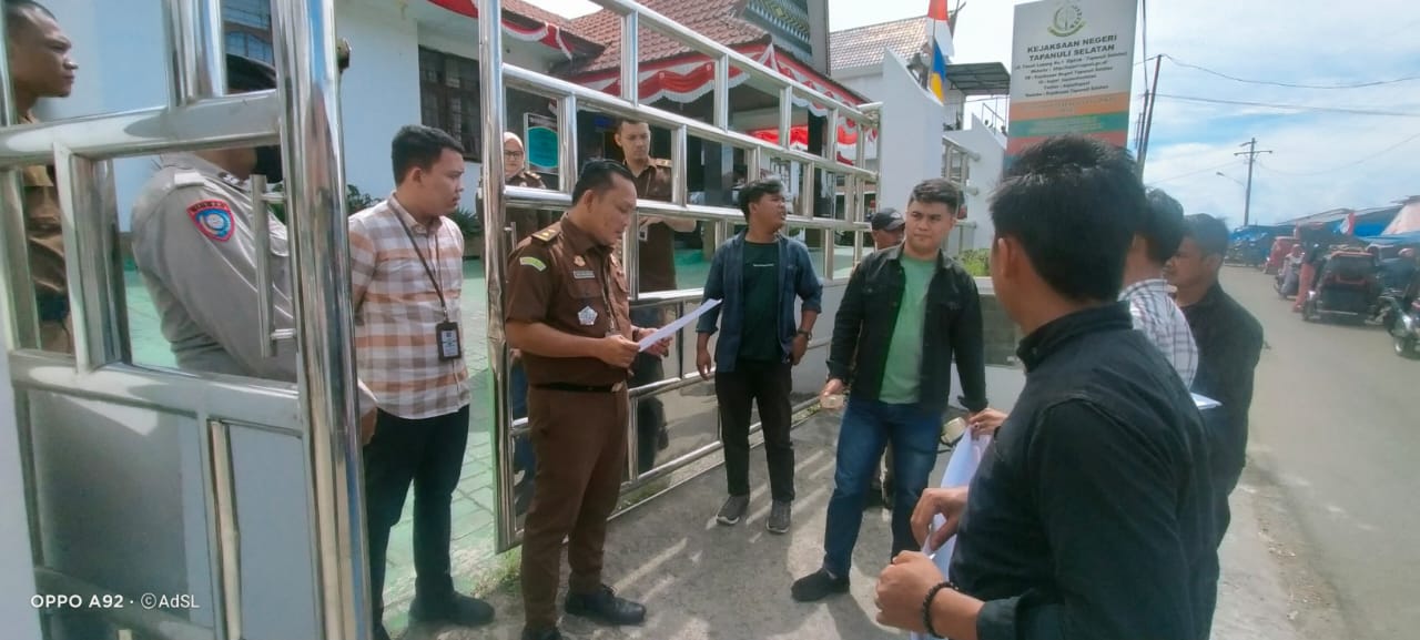 Mahasiswa berunjuk rasa meminta Kajari Tapanuli Selatan agar menangkap oknum mantan Bupati Tapanuli Selatan, Syahrul Pasaribu beserta Ketua Koni Tapsel diduga korupsi dana Koni miliaran rupiah. beritasore/Ahmad Cerem Meha
