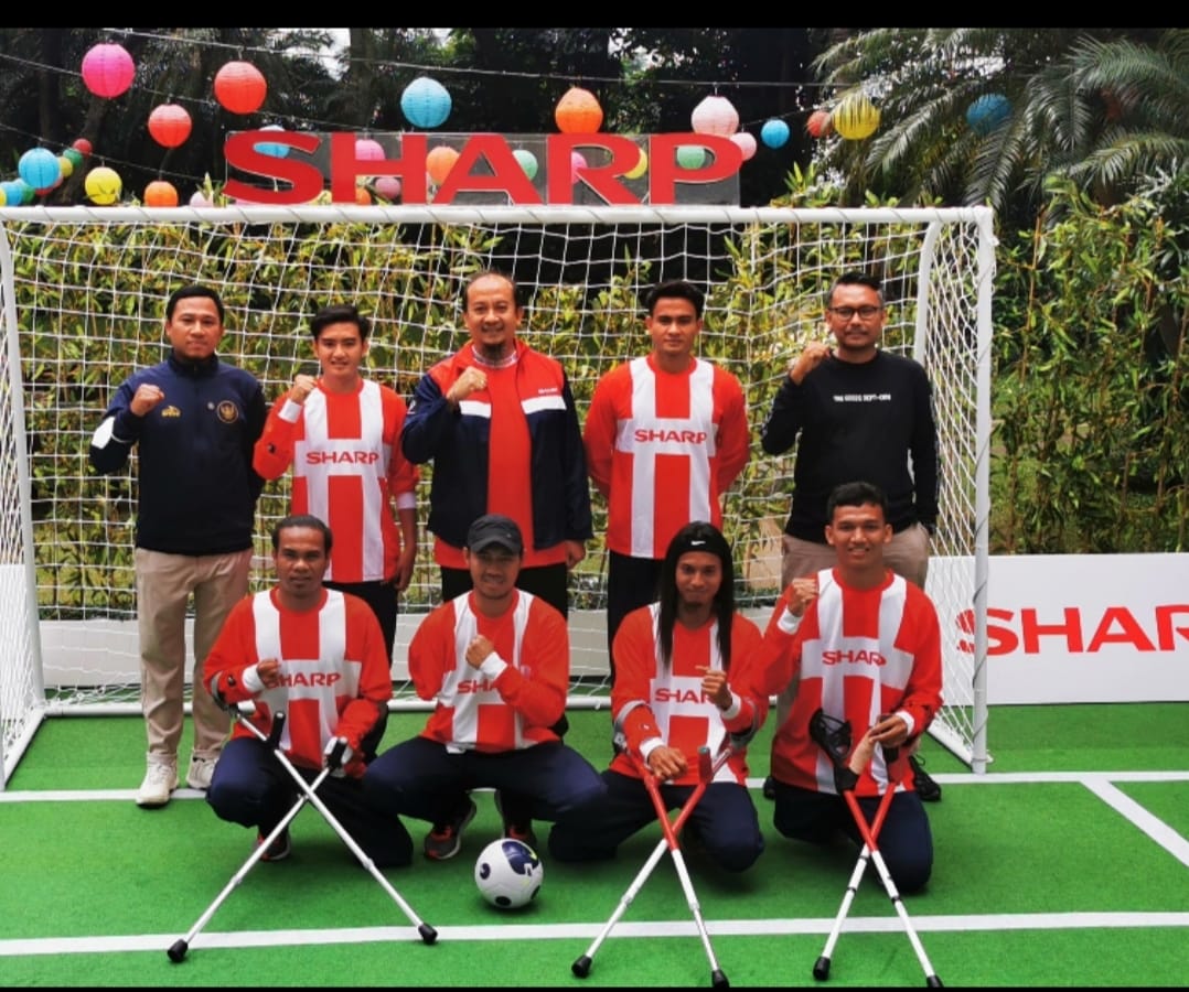 Berita Sore/ist Andry Adi Utomo, National Sales Sr. General Manager PT Sharp Electronics Indonesia (tengah) foto bersama dengan Perwakilan Pemain Garuda INAF pada seremoni Pelepasan Garuda Inaf di Jakarta Rabu (10/8/2022).