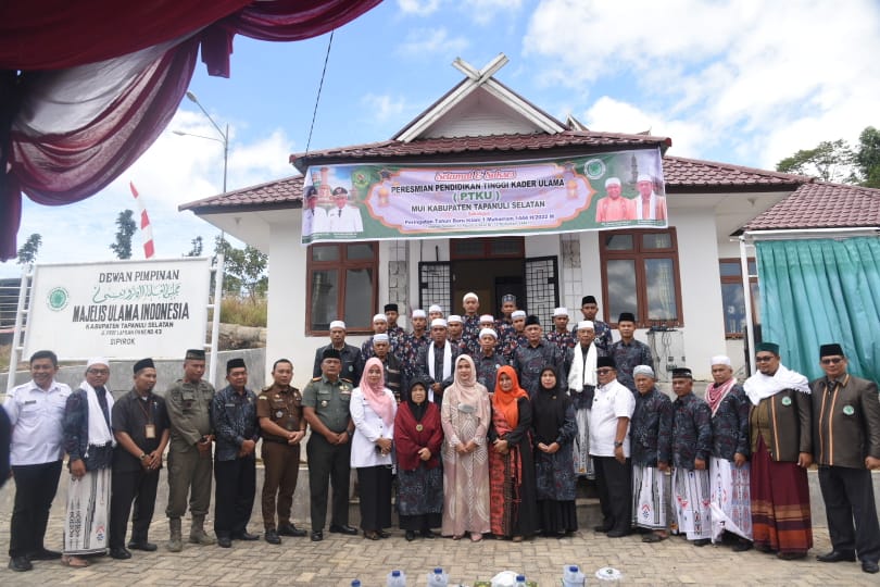 Berita Sore/Birong RT Ketua TP PKK Tapanuli Selatan, Ny Rosalina Dolly Pasaribu, saat menghadiri peresmian Pendidikan Tinggi Kader Ulama (PTKU) MUI Tapsel yang dirangkai dengan peringatan Tahun Baru Islam 1 Muharram 1444 H/2022 M, di Lapangan Kantor MUI setempat Desa Situmba, Kecamatan Sipirok, Rabu (10/8).