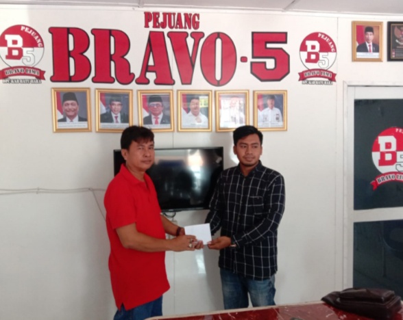 Teks fhoto Ketua Dewan Pimpinan Cabang (DPC) Pejuang Bravo Lima Kabupaten Batubara Vicktor Oktopianus S.SH menyerahkan bantuan kepada ajang Kompetisi Sepak bola Piala bergilir FPPKT Cup 2022 Rabu Rabu (10/08/2022). beritasore/alursyah