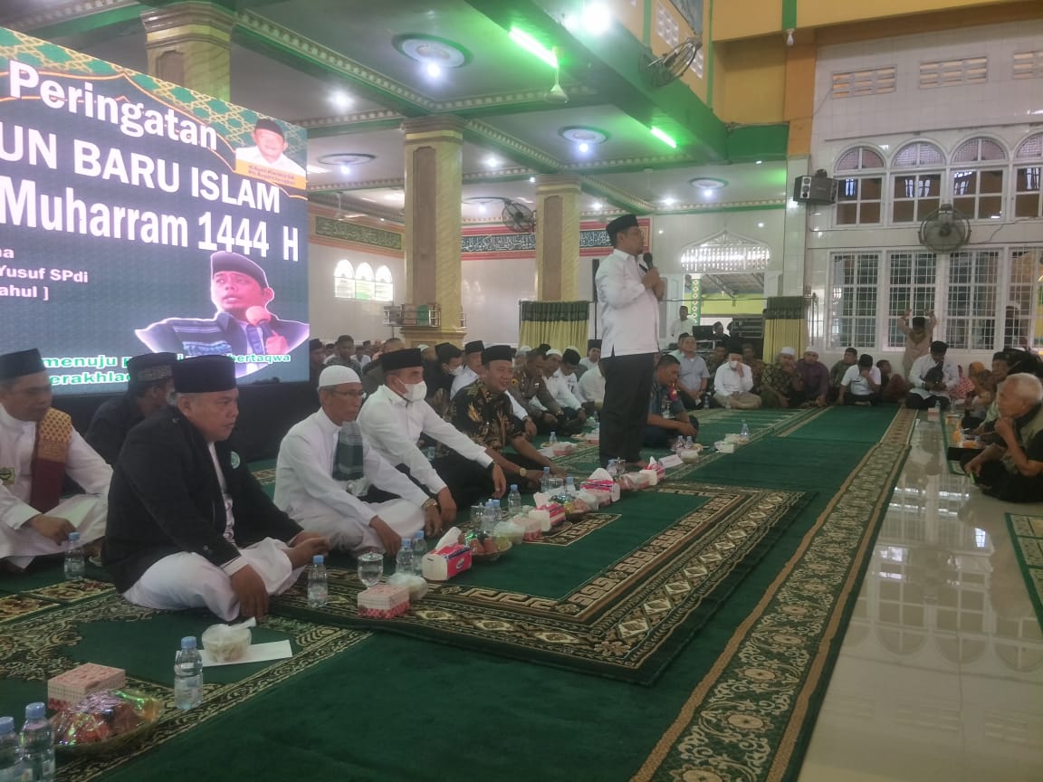 Teks Foto /Beritasore/Boy Aprizal Ustadz Rahul memberikan tausiyah Peringatan Tahun Baru Islam Muharram 1444 H di Masjid Raya Pangkalanbrandan, yang dihadiri Gubsu Edy Rahmayadi, Rabu(10/8/2022).