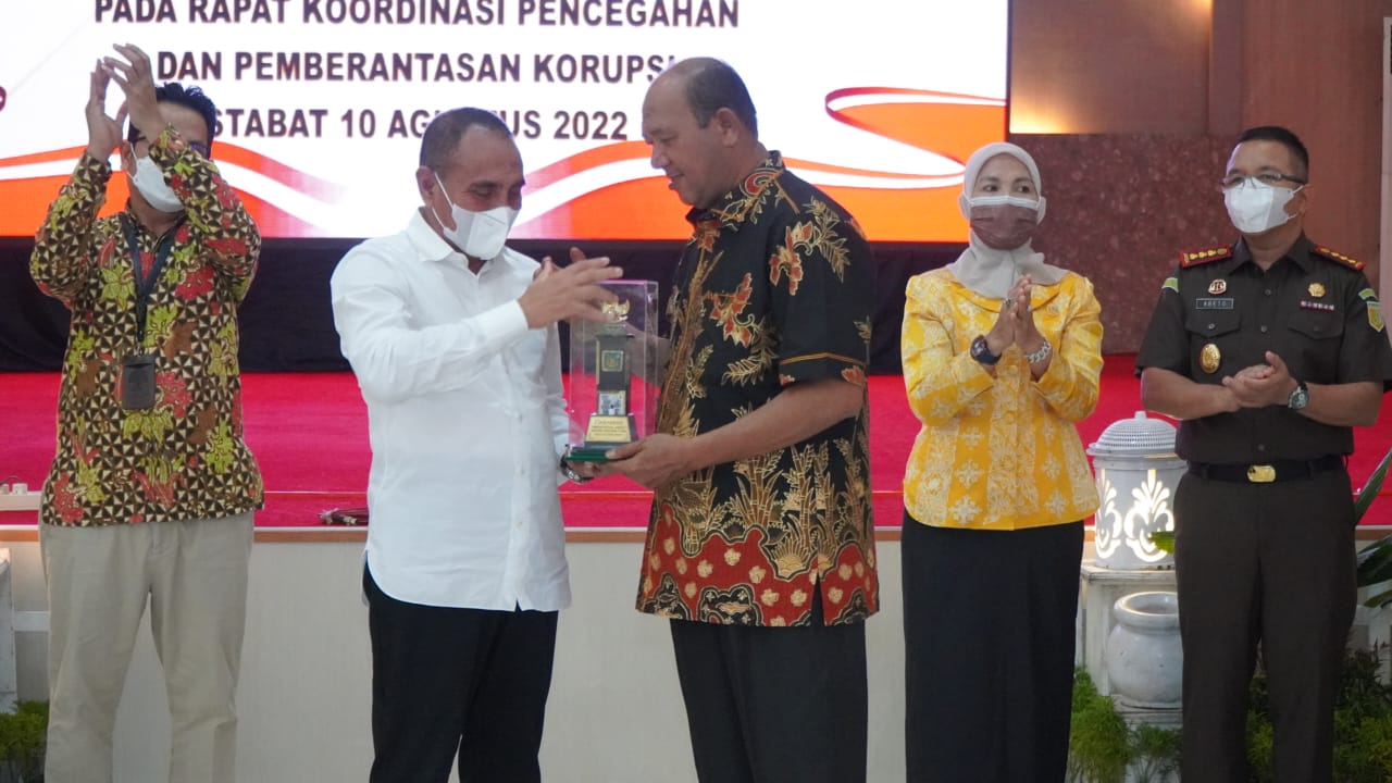 Teks Foto /Beritasore/ist Gubsu Edy Rahmayadi menyerahkan plakat kepada Plt Bupati Langkat usai rakor dengan KPK di Gedung DPRD langkat, Rabu(10/8).