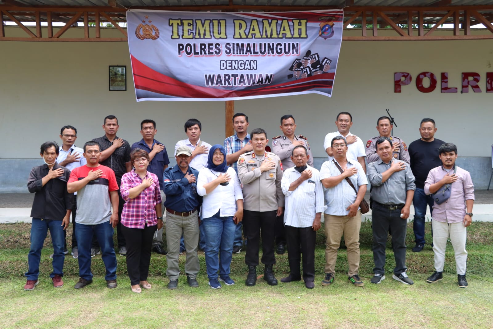 Kapolres Simalungun AKBP Ronald F.C Sipayung, S.H., S.I.K., M.H Photo bersama rekan - rekan Wartawan yang bertugas melakukan peliputan di polres Simalungun. Beritasore/Ist