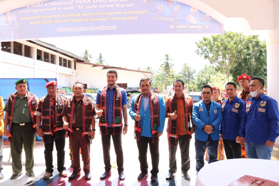 Berita Sore/Birong RT Sekda Tapsel, Parulian Nasution, ketika menghadiri pelantikan Dewan Pengurus Daerah (DPD) Komite Nasional Pemuda Indonesia (KNPI) Tapsel periode 2021-2024, di Istana Hasadaon, Kecamatan Batang Angkola, Kabupaten Tapsel, Kamis (11/8).
