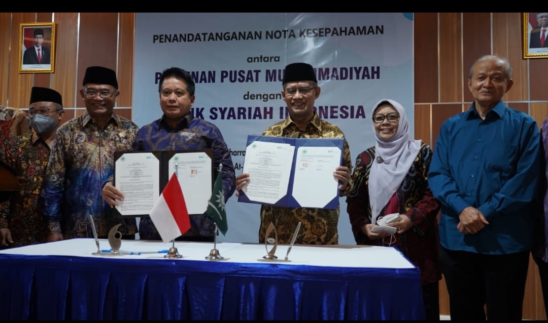 Berita Sore/ist Sekretaris Umum PP Muhammadiyah Abdul Mufti, Menteri Koordinator Bidang Pembangunan Manusia dan Kebudayaan Republik Indonesia Muhadjir Effendy, Dirut Bank Syariah Indonesia Hery Gunardi, Ketua Umum PP Muhammadiyah Haedar Nashir, Ketua Umum Aisyiyah Siti Noordjannah Djohantini, dan Ketua PP Muhammadiyah Anwar Abbas pada Penandatanganan Nota Kesepahaman antara BSI dengan PP Muhammadiyah di Gedung PP Muhammadiyah, Menteng, Jakarta Rabu (10/8/2022).