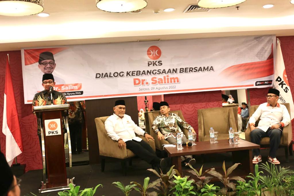 Pidato Ketua Majelis Syura PKS Dr. Salim Segaf Aljufri dalam  Dialog Kebangsaan Partai Keadilan Sejahtera Provinsi Sulawesi Selatan  yang dihadiri oleh Gubernur Sulawesi Selatan, Wakil Kabinda Sulsel, Ketua MUI Sulsel, Tokoh Lintas Agama, Akademisi, Budayawan dan Seniman di Ballroom Hotel Clarion Makassar Sulsel Selasa (9/8). Beritasore/ist