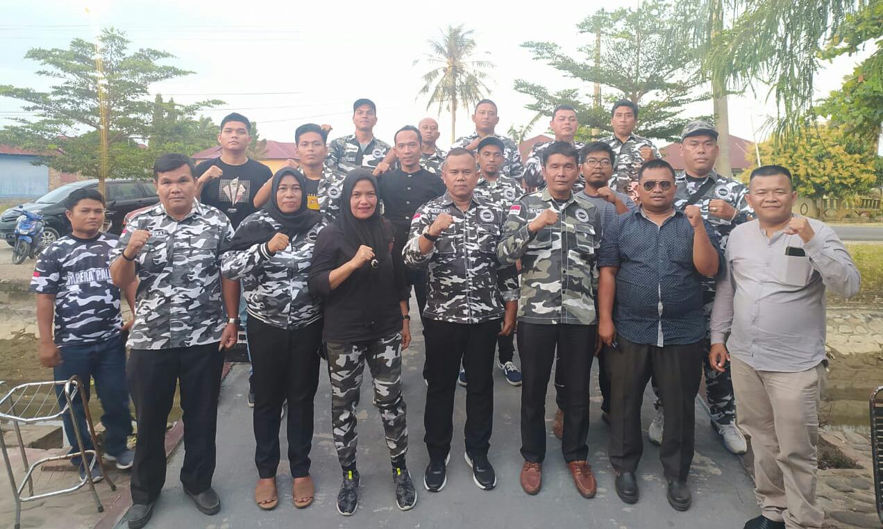 Ketua DPD Bapera Paluta Asrul Ansori Siregar S.kom Paling ( Tengah ) Foto bersama Pengurus. Beritasore/ist