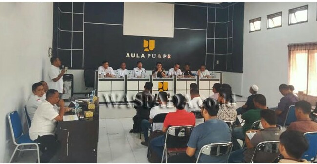 Kejari Paluta bersama Pemenang Tender di Aula PU&PR Kabupaten Padang Lawas Utara. beritasore/ist