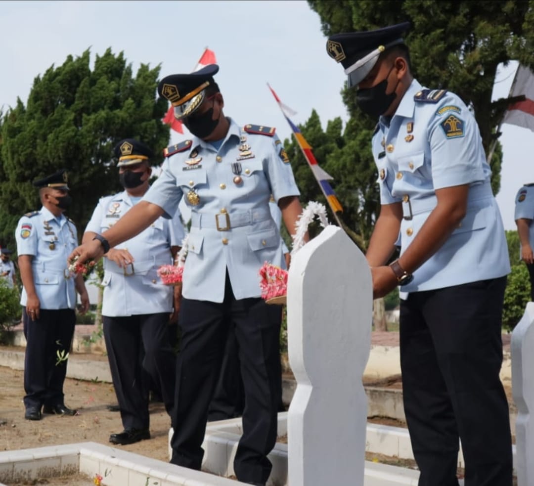 Kalapas Klas IIB Tebingtinggi saat melakukan ziarah ke TMP
