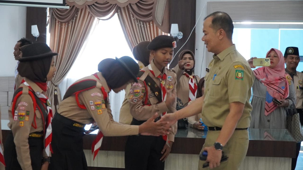 Teks Foto /Beritasore/ist Sekertaris Daerah Kabupaten Langkat H Amril SSos MAP melepas keberangkatan Peserta Jambore nasional ke XI, di ruang Pola Kantor Bupati Langkat, Stabat, Senin (8/8/2022).