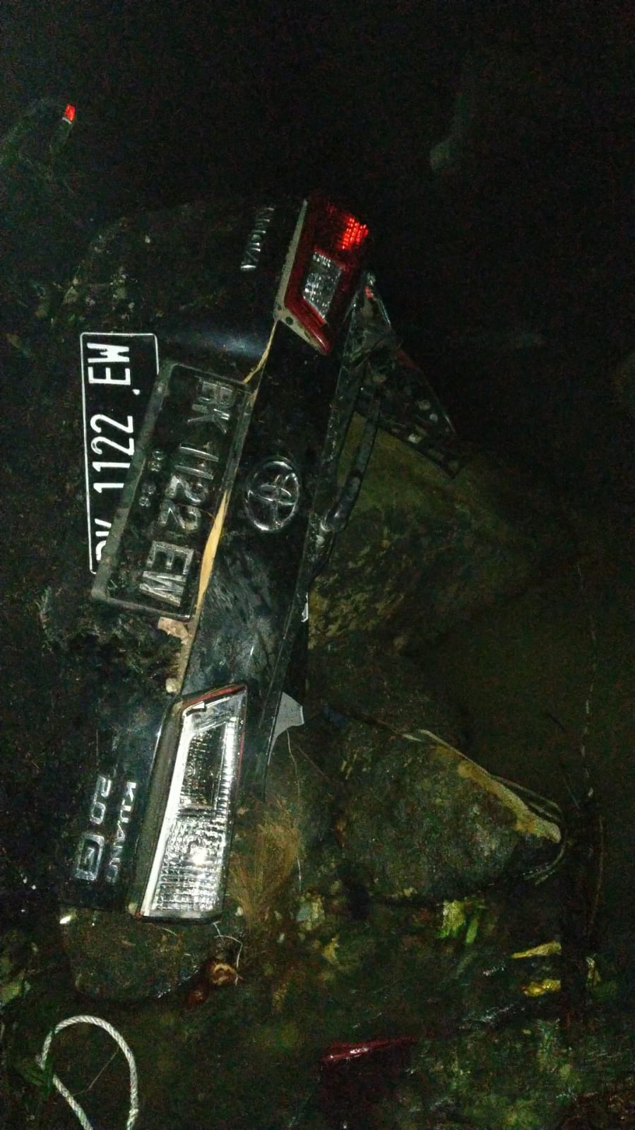 Satu unit mobil jenis Toyota Innova Reborn Nomor Polisi BK 1122 EW masuk jurang di Jalan Lintas Sumatera, tepatnya di depan SPBU Rapi, Kelurahan Situmeang Habinsaran, Kecamatan Sipoholon, Sabtu (13/8) sekitar pukul 18.30 Wib. 
