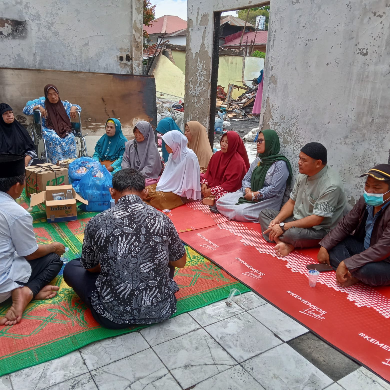 .PENGAJIAN Berutu,Berru,Bere,Bebere saat menyerahkan bantuan kepada salah seorang yang di timpa musibah kebakaran di Sidikalang.Foto: Kartolo Munte/B.
