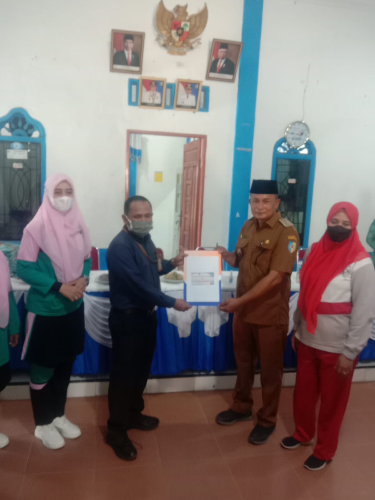 Teks fhoto Ketua TP PKK Ny.Maya Indriasari Zahir menyerahkan penghargaan dari Bank Sumut biaya pembinaan PKK kepada Fakhrul Rodi Kepala Desa Lima Laras di Kantor Balai Desa Lima Laras Kecamatan Nibung Hangus Kabupaten Batu Bara Sumatera Utara Senin (15/8-2022). beritasore/alirsyah