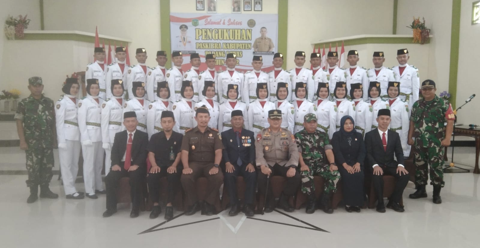 Plt Bupati Padanglawas, drg H. Ahmad Zarnawi Pasaribu, CHt, MM, MSi foto bersama usai pengukuhan 32 anggota Paskibra kabupaten Padanglawas aula hotel Al Marwah, Sibuhuan, Senin (15/8) (Berita/Ist)