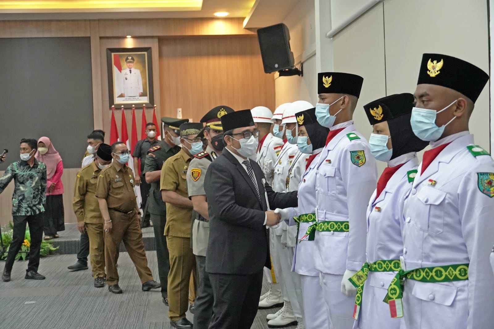 40 Anggota Paskibra di kukuhkan Bupati Batu Bara diwakili Wabub Oky Iqbal Frima SE di Aula Rumah Dinas Bupati Komplek Inalum, Tanjung Gading, Kecamatan Sei Suka Kabupaten Batu Bara Sumatera Utara, Senin (15/8/2022) malam. beritasore/alirsyah