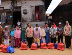 Ketua TP PKK Tapsel Santuni Lansia Desa Sijungkang