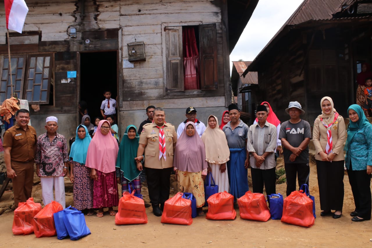 Ketua TP.PKK Tapsel, Ny.Rosalina Pasaribu didampingi Bupati Tapsel, Dolly Pasaribu saat menyerahkan santunan sembako kepada lansia Desa Sijungkang Kecamatan Angkola Timur pada Senin (15/8). beritasore/Birong RT