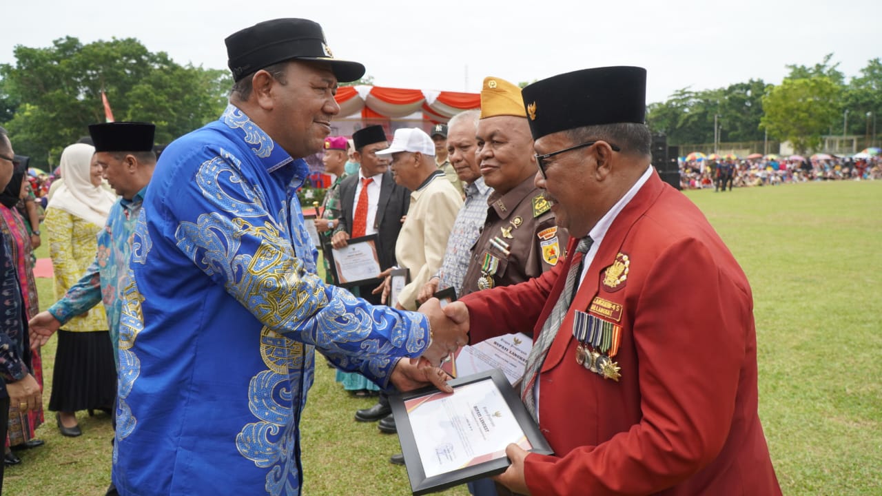 Plt Bupati Langkat memberikan piagam penghargaan kepada tokoh masyarakat dan keluarga veteran pelaku sejarah Brandan Bumi Hangus, Sabtu (13/8/2022). beritasore/ist