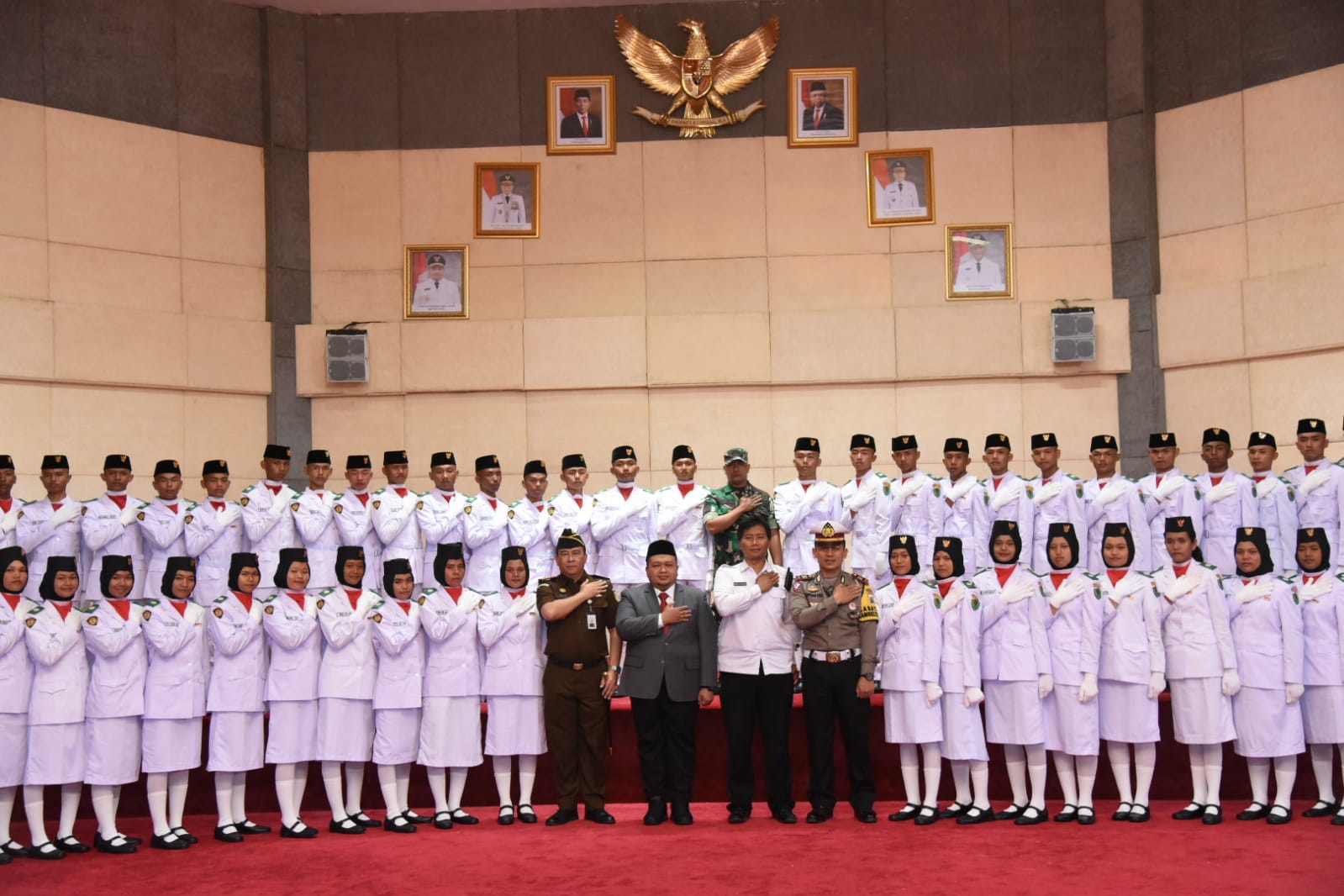 Bupati Tapsel, H Dolly Pasaribu, S.Pt.MM mengukuhkan 72 Pasukan Pengibar Bendera (Paskibraka) Kab.Tapsel di Gedung Serba Guna, Komplek Perkantoran Pemkab Tapsel, Senin (15/8).beritasore/Birong RT