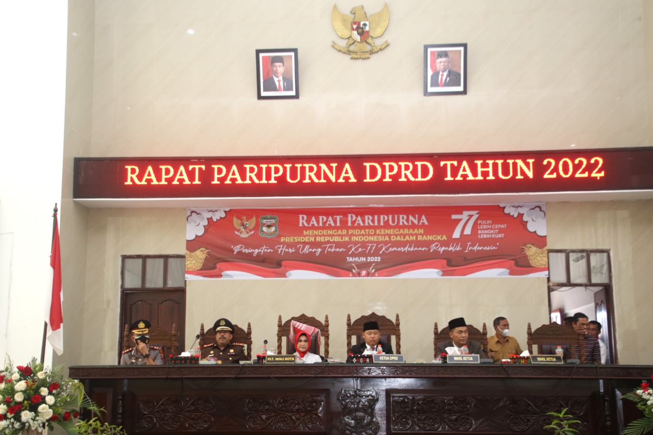 Ketua DPRD Kota Pematang Siantar Timbul Marganda Lingga SH. mendengarkan Pidato Pengantar Sidang Tahunan MPR RI Tahun 2022 yang disampaikan Ketua MPR RI H Bambang Soesatyo SE MBA. Diterangkan, Rabu (17/8/2022) bangsa Indonesia memasuki usia ke-77 tahun. Beritasore/ist