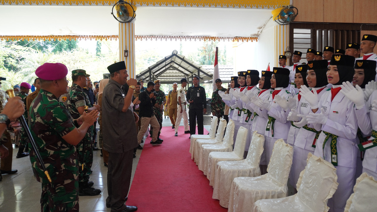 Plt Bupati Langkat H Syah Afandin SH mengukuhkan 58 orang Paskibraka  Kabupaten Langkat, di Serambi Jentera Malay Rumdis Bupati Langkat, Stabat, Senin (15/8/2022). beritasore/ist