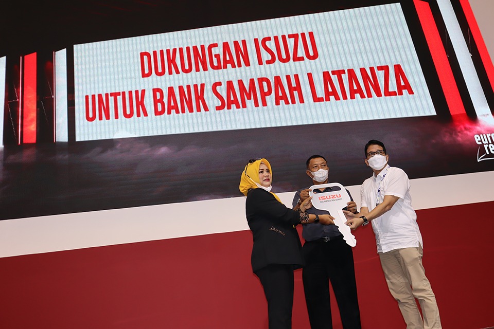 Juniza Syahri, HR-GA Division Head PT Isuzu Astra Motor Indonesia menyerahkan satu mobil operasional kepada Direktur Bank Sampah Latanza,  Hj Iis Sugianti disaksikan Agus Sanusi, Sekretaris Dinas Lingkungan Hidup Kabupaten Karawang di Booth Isuzu GIIAS 2022 Selasa (16/8). beritasore/ist