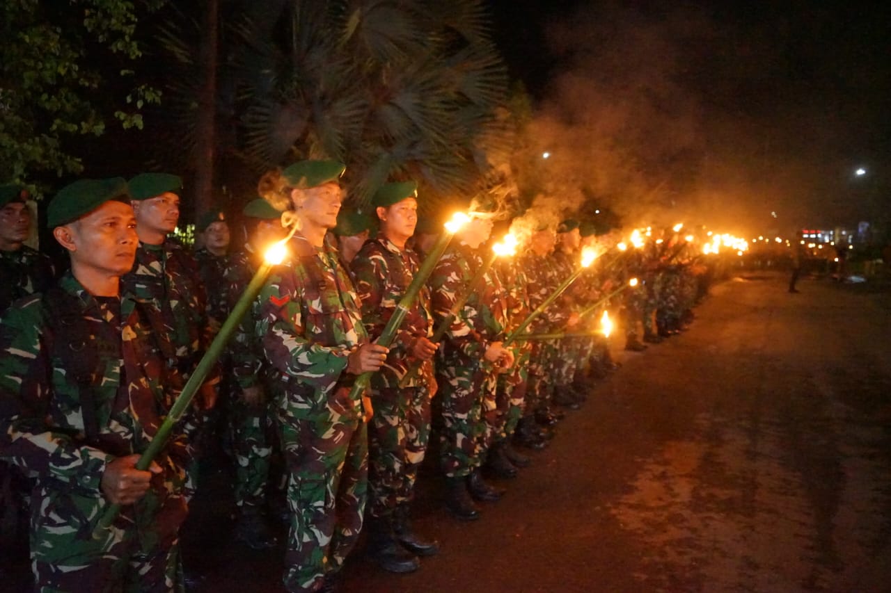 Anggota Kodim 0117/Aceh Tamiang mengikuti upacara Penetapan Waktu (Taptu) dan pawai obor berlangsung di Lapangan Pendopo Bupati Kecamatan Kota Kualasimpang, Kabupaten Aceh Tamiang. Selasa (16/8) malam.beritasore/Ist