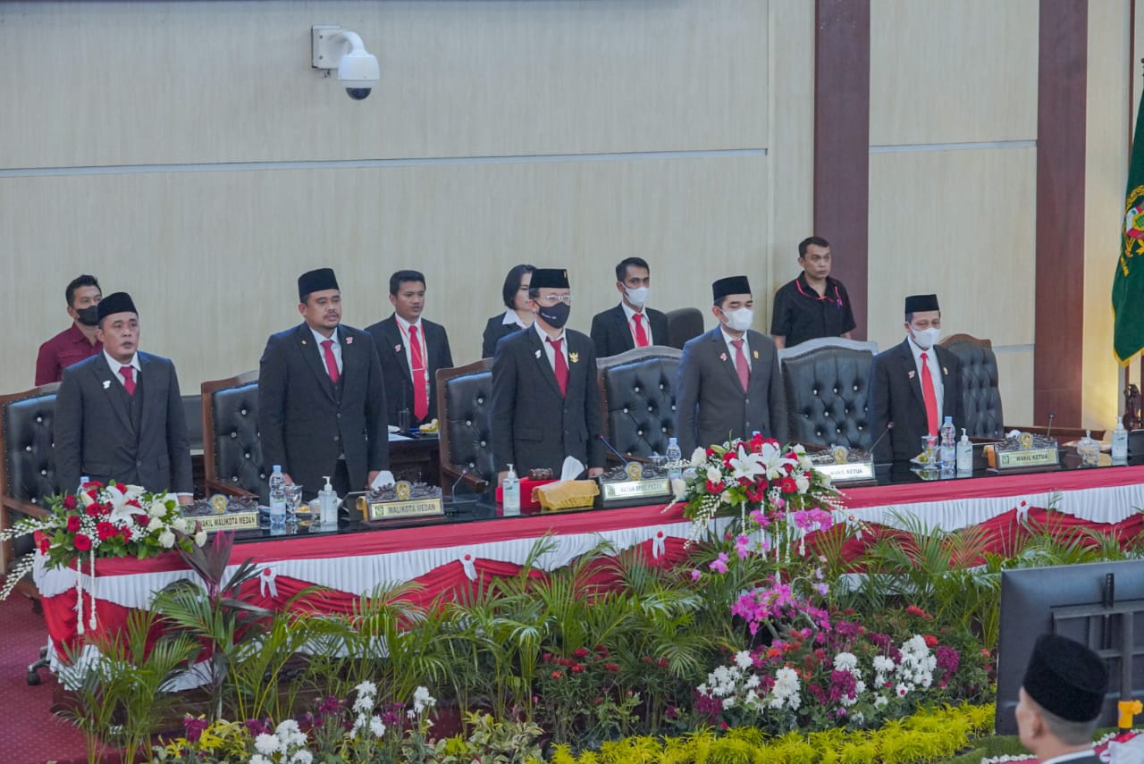 Wali Kota Medan Bobby Nasution menghadiri Rapat Paripurna DPRD Medan dengan agenda Mendengar Pidato Presiden Republik Indonesia Joko Widodo Dalam Rangka Penyampaian Laporan Kinerja Lembaga-Lembaga Negara dan Pidato Dalam Rangka HUT ke-77 Kemerdekaan RI  yang mengusung tema “Pulih Lebih Cepat Bangkit Lebih Kuat” di Gedung DPRD Medan, Selasa (16/8) pagi. Beritasore/ist