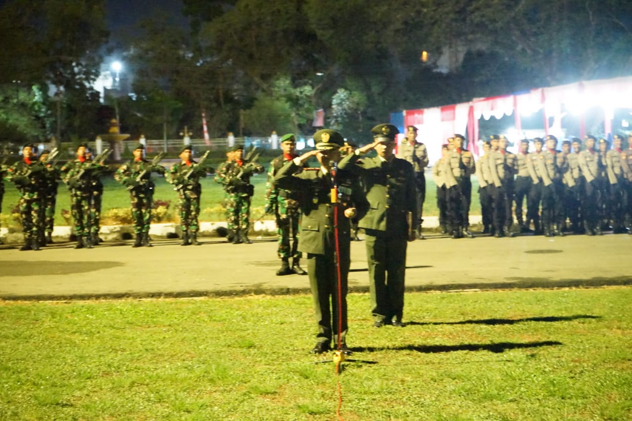 Komandan Kodim (Dandim) 0117/Aceh Tamiang Letkol Czi Alfian Rachmad Purnamasidi saat memimpin apel kehormatan dan renungan suci di Taman Makam Pahlawan (TMP) Kota Kualasimpang, Rabu (17/8) dini hari. Beritasore/Ist