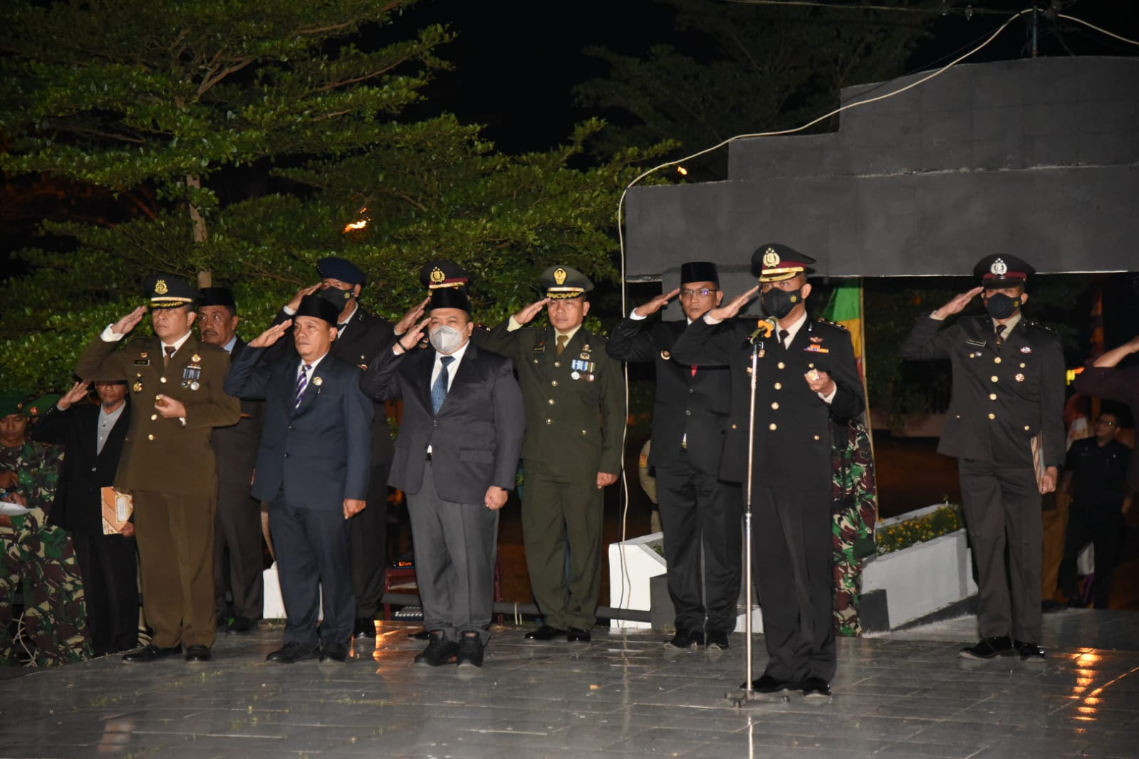 Apel kehormatan dan renungan suci dalam memperingati Hari Proklamasi RI ke-77, tepat pukul 00.00 WIB di Taman Makam Pahlawan Simago-mago Kecamatan Sipirok, Kabupaten Tapsel, Rabu (17/8). beritasore/Birong RT