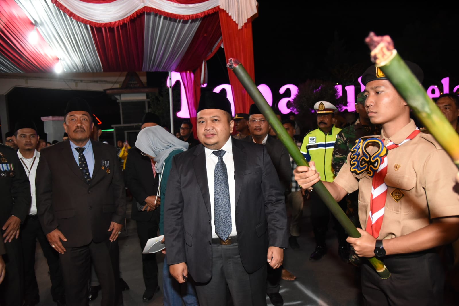 Bupati bersama Forkopimda Tapsel melepas Pawai Obor HUT RI Ke-77 tahun 2022 di alun-alun Pasar Sipirok, Kecamatan Sipirok Selasa (16/8) malam. beritasore/ Birong RT