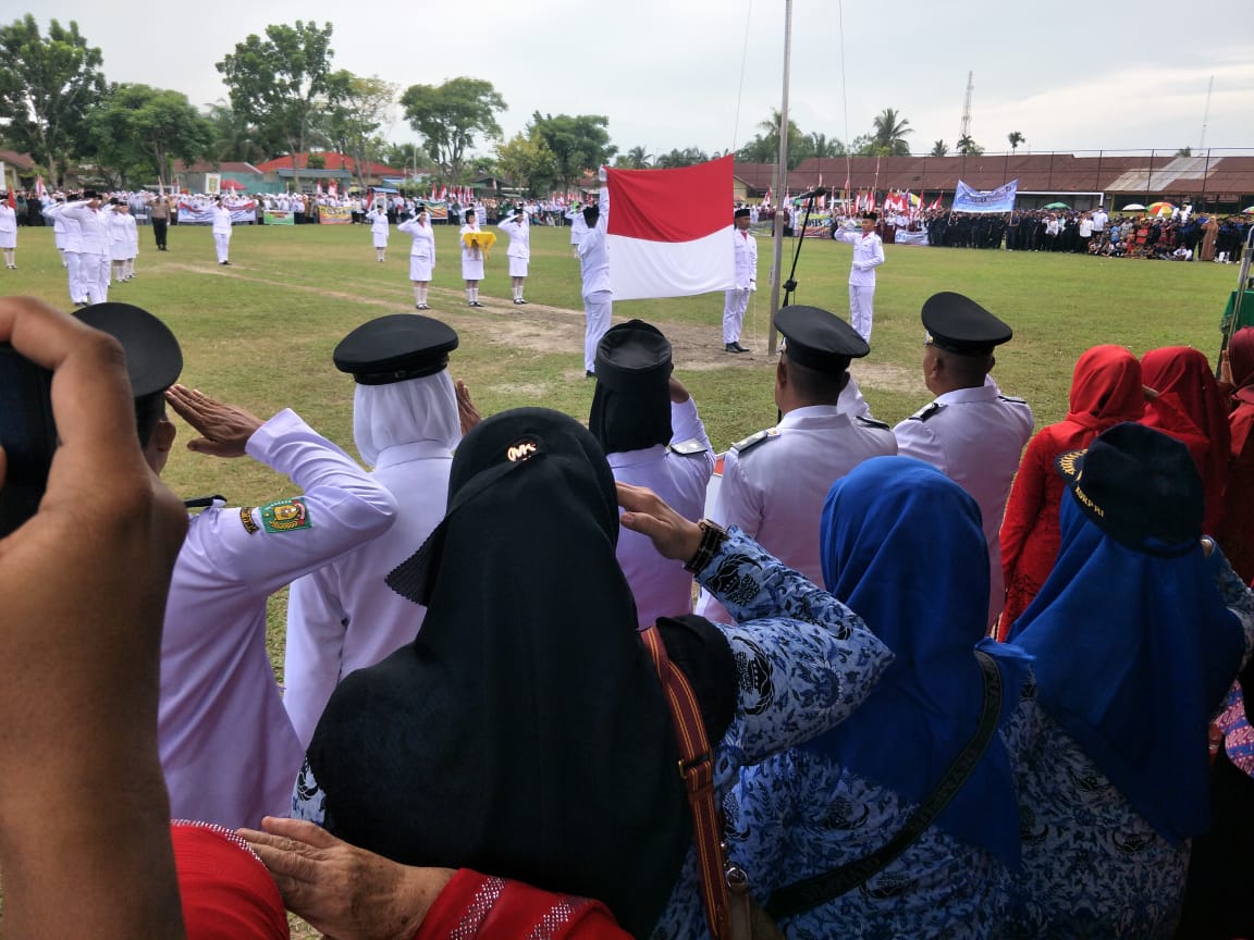 Paskibraka saat mengibarkan bendera pada acara Upacara HUT RI ke-77 di Lapangan Kampung Baru P. Brandan,  Rabu(17/8/2022) beritasore/Boy Aprizal