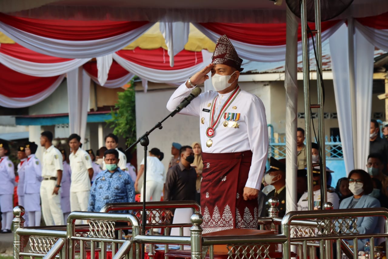 Bupati Batu Bara Ir. H. Zahir M.AP Irup HUT ke-77 RI dan serahkan SK P3K Tahun 2021 dilapangan Bola Kaki, Blok VIII IV Kelurahan Lima Puluh Kabupaten Batu Bara Sumatera Utar, Rabu (17/8/2022).beritasore/alirsyah